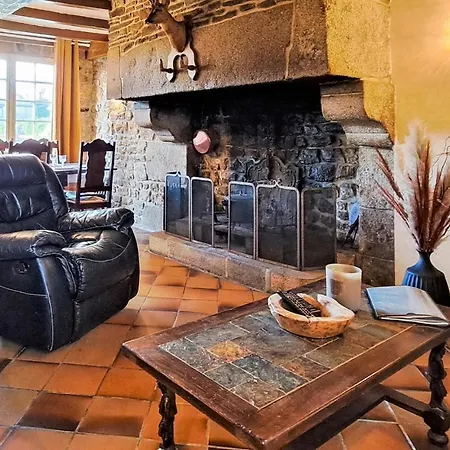 6 Bedroom Gorgeous In Saint-brice-de-landell Hébergement de vacances Saint-Brice-de-Landelles